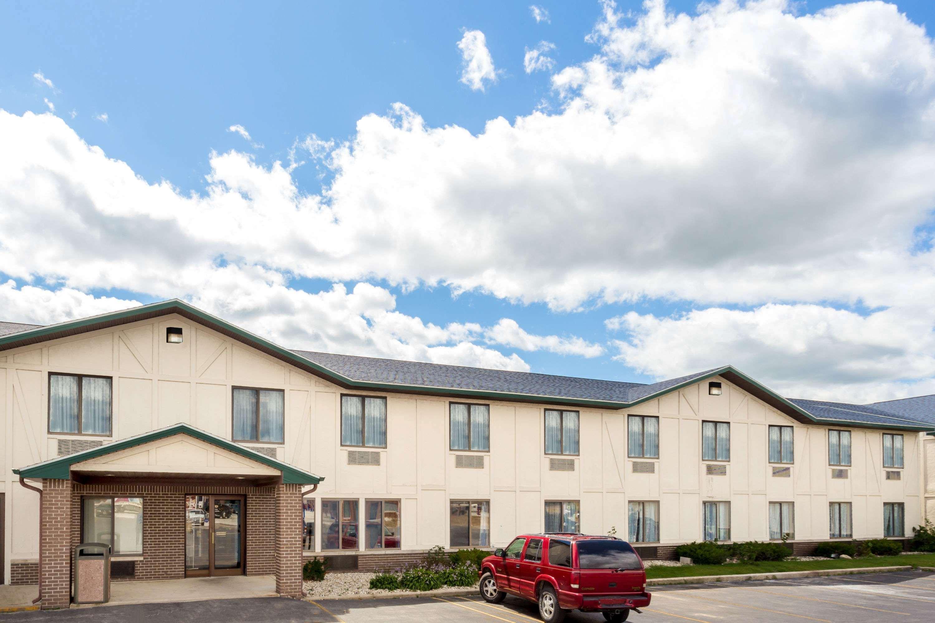 Delavan Inn And Suites Exteriér fotografie