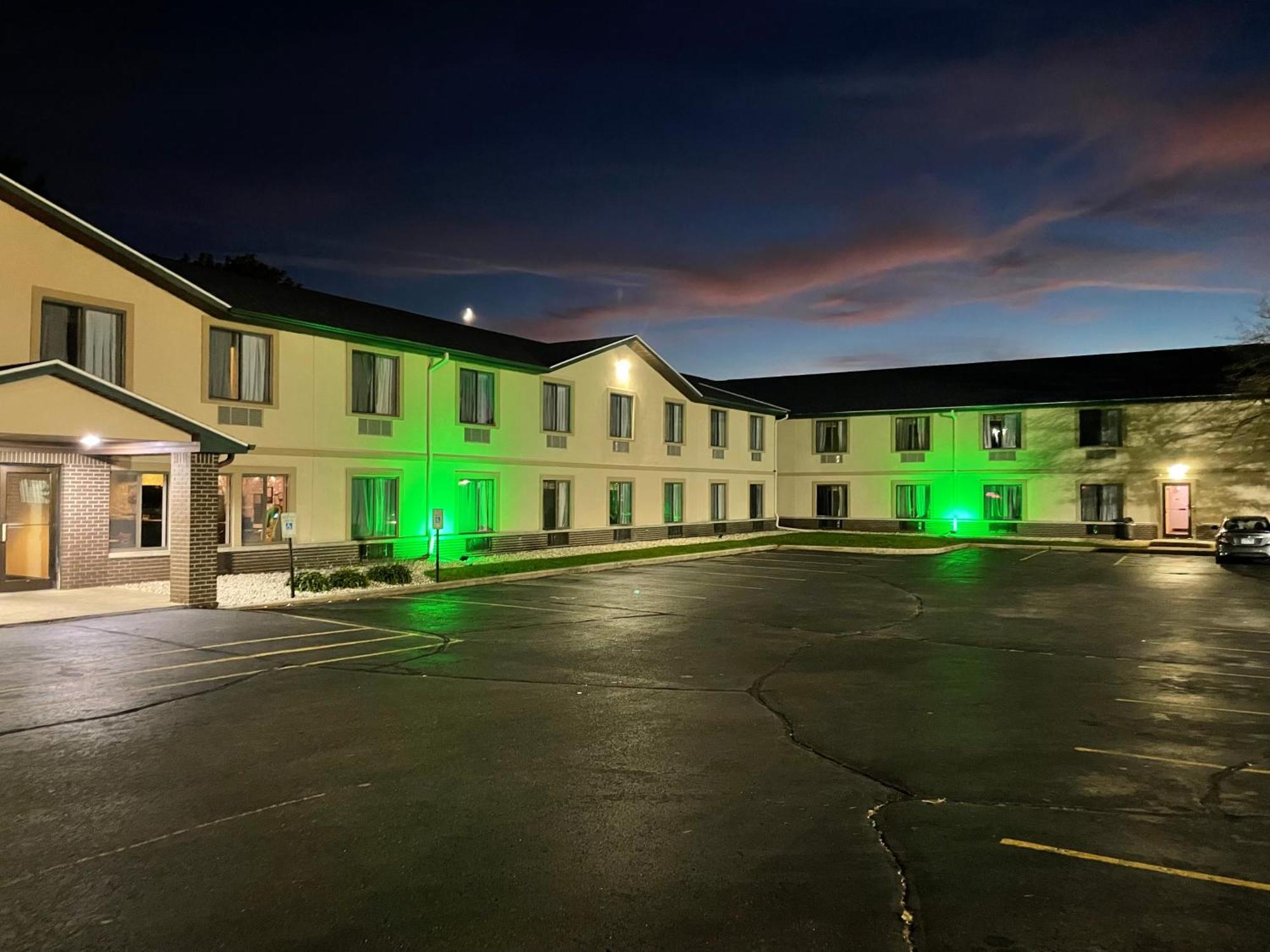 Delavan Inn And Suites Exteriér fotografie